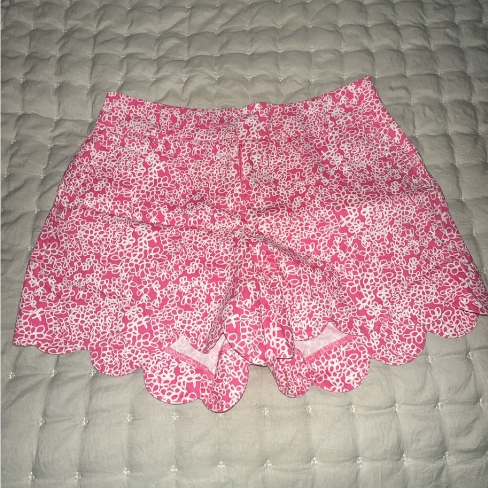 Crown & Ivy Pink Floral Scalloped Women's Shorts